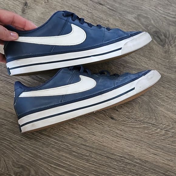 Nikes   - Picture 3 of 9